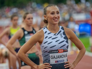 Na snímke Gabriela Gajanová sa usmieva pred behom na 800 metrov.