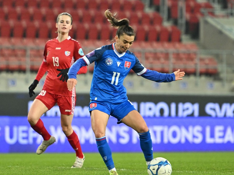 Patrícia Hmírová a Anastasia Sivolobová počas zápasu 2. kola 1. skupiny C-divízie Ligy národov vo futbale žien Slovensko - Moldavsko.