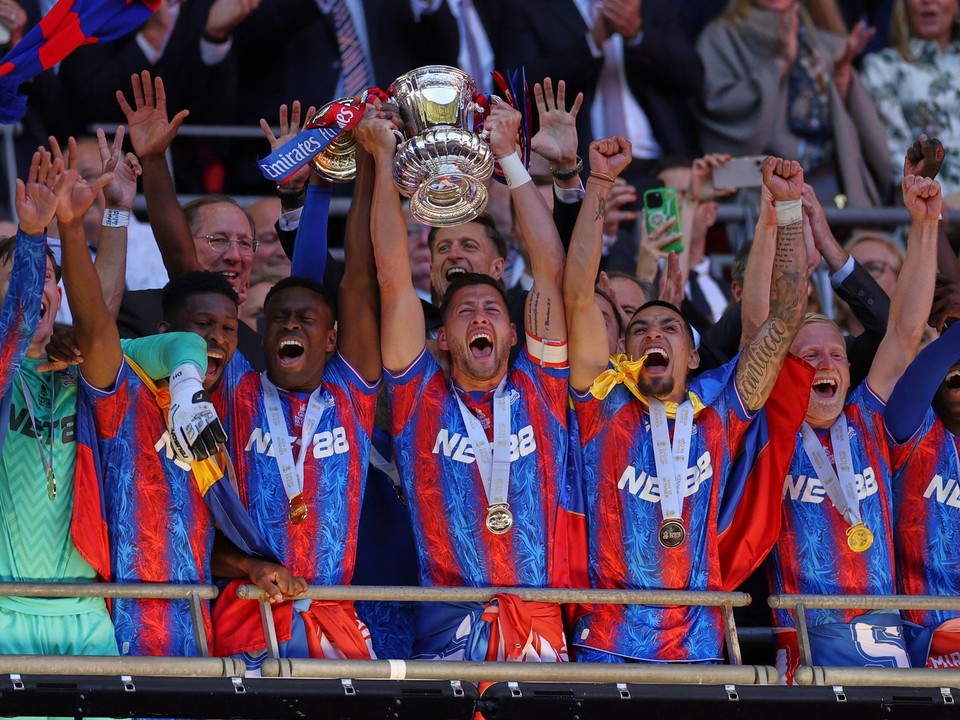 Crystal Palace oslavuje zisk FA Cupu. 