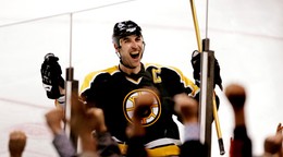 Zdeno Chára v drese Bostonu Bruins na archívnej fotografii.