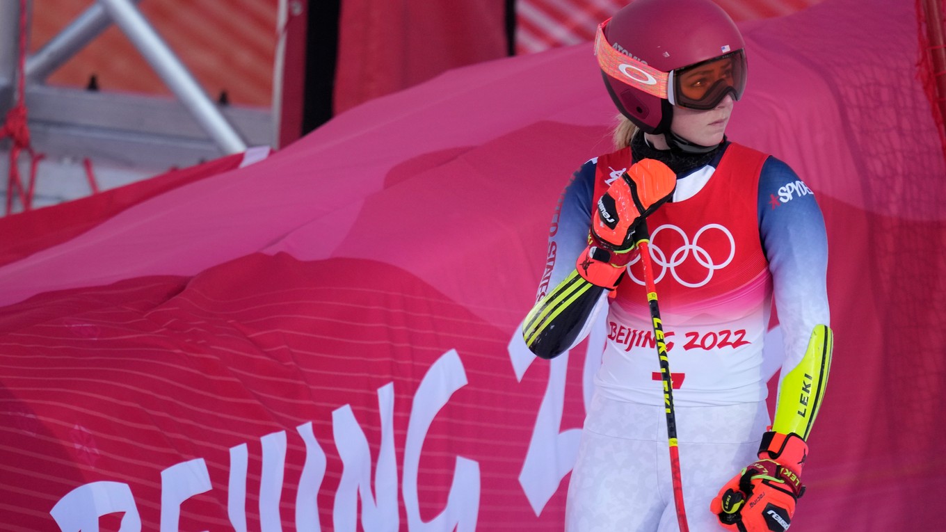 Mikaela Shiffrinová po vypadnutí z obrovského slalomu na ZOH 2022 v Pekingu.