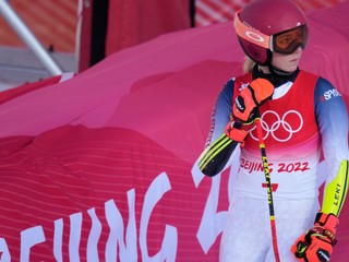 Mikaela Shiffrinová po vypadnutí z obrovského slalomu na ZOH 2022 v Pekingu.