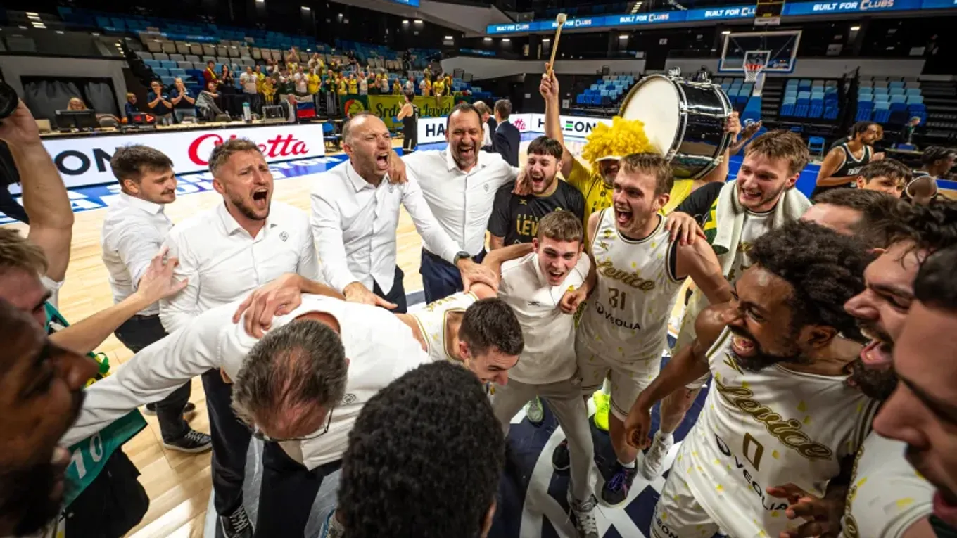 Patrioti Levice oslavujú postup do Ligy majstrov.