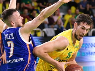 Tretí finálový zápas sa niesol v réžii basketbalistov Levíc (v žltom).