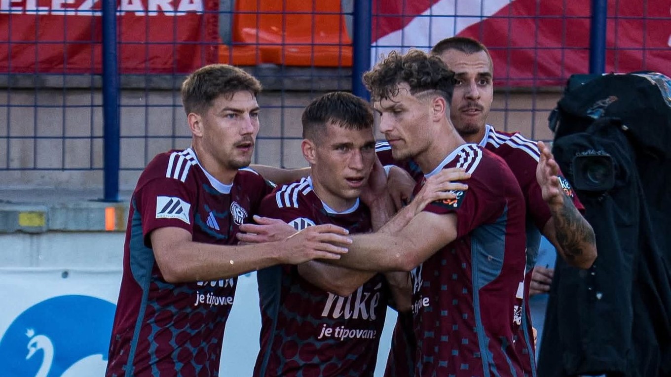 Futbalisti FK Železiarne Podbrezová oslavujú gól.