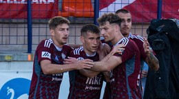 Futbalisti FK Železiarne Podbrezová oslavujú gól.