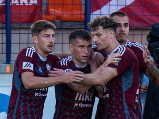 Futbalisti FK Železiarne Podbrezová oslavujú gól.