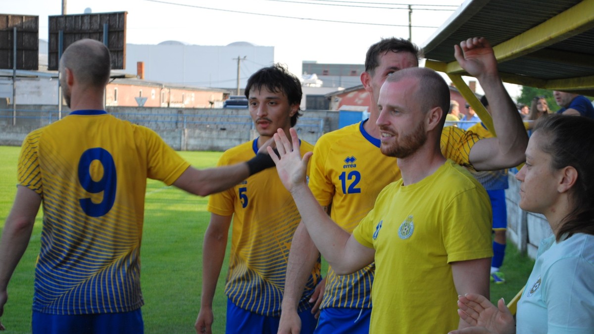 Na snímke z vlaňajšej jari ťahúň žlto-modrých Vrábľov Michal Zrubec (prvý sprava).