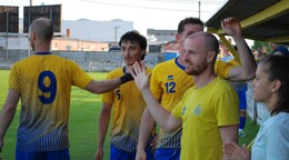 Na snímke z vlaňajšej jari ťahúň žlto-modrých Vrábľov Michal Zrubec (prvý sprava).