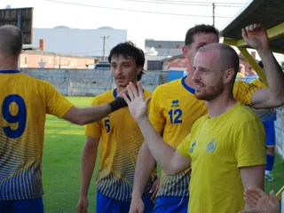Na snímke z vlaňajšej jari ťahúň žlto-modrých Vrábľov Michal Zrubec (prvý sprava).