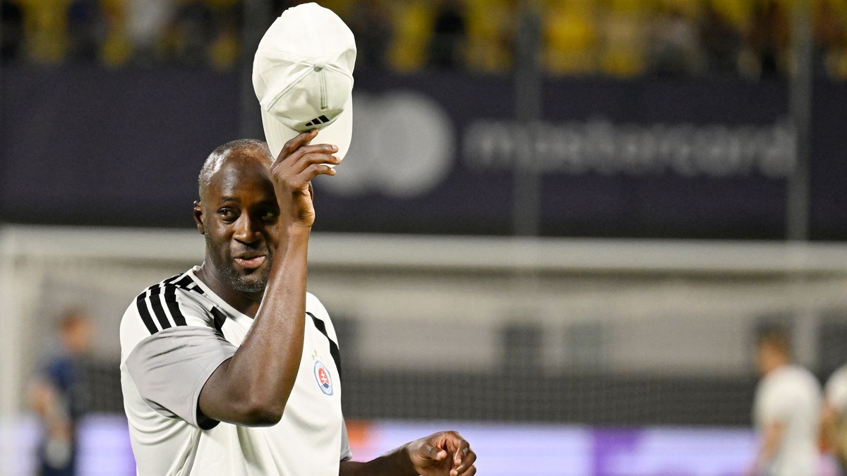 Tréner Slovana Yaya Touré pozdravuje fanúšikov po víťazstve po odvetnom stretnutí play off Ligy majstrov vo futbale NK Celje - ŠK Slovan Bratislava .
