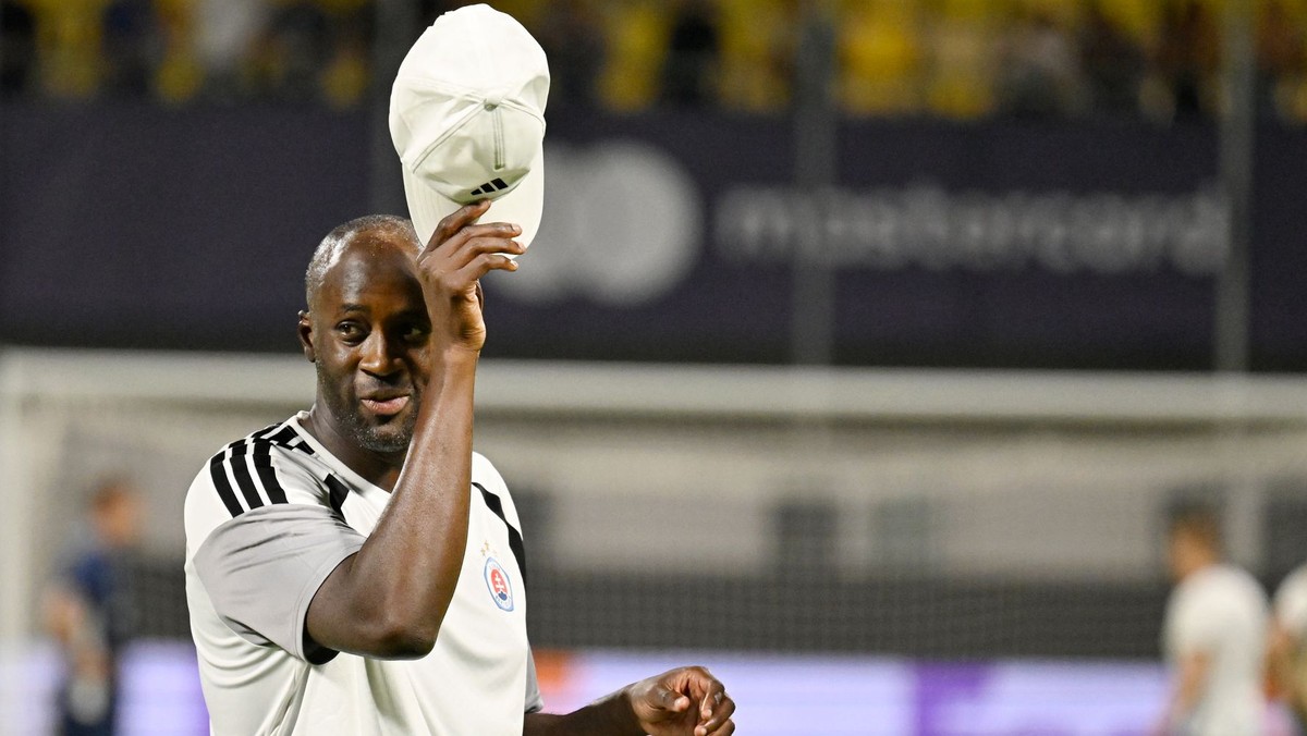 Tréner Slovana Yaya Touré pozdravuje fanúšikov po víťazstve po odvetnom stretnutí play off Ligy majstrov vo futbale NK Celje - ŠK Slovan Bratislava .