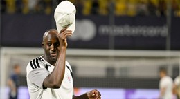 Tréner Slovana Yaya Touré pozdravuje fanúšikov po víťazstve po odvetnom stretnutí play off Ligy majstrov vo futbale NK Celje - ŠK Slovan Bratislava .