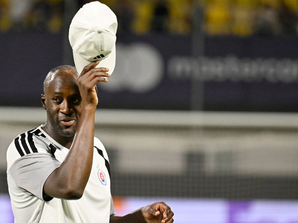 Tréner Slovana Yaya Touré pozdravuje fanúšikov po víťazstve po odvetnom stretnutí play off Ligy majstrov vo futbale NK Celje - ŠK Slovan Bratislava .