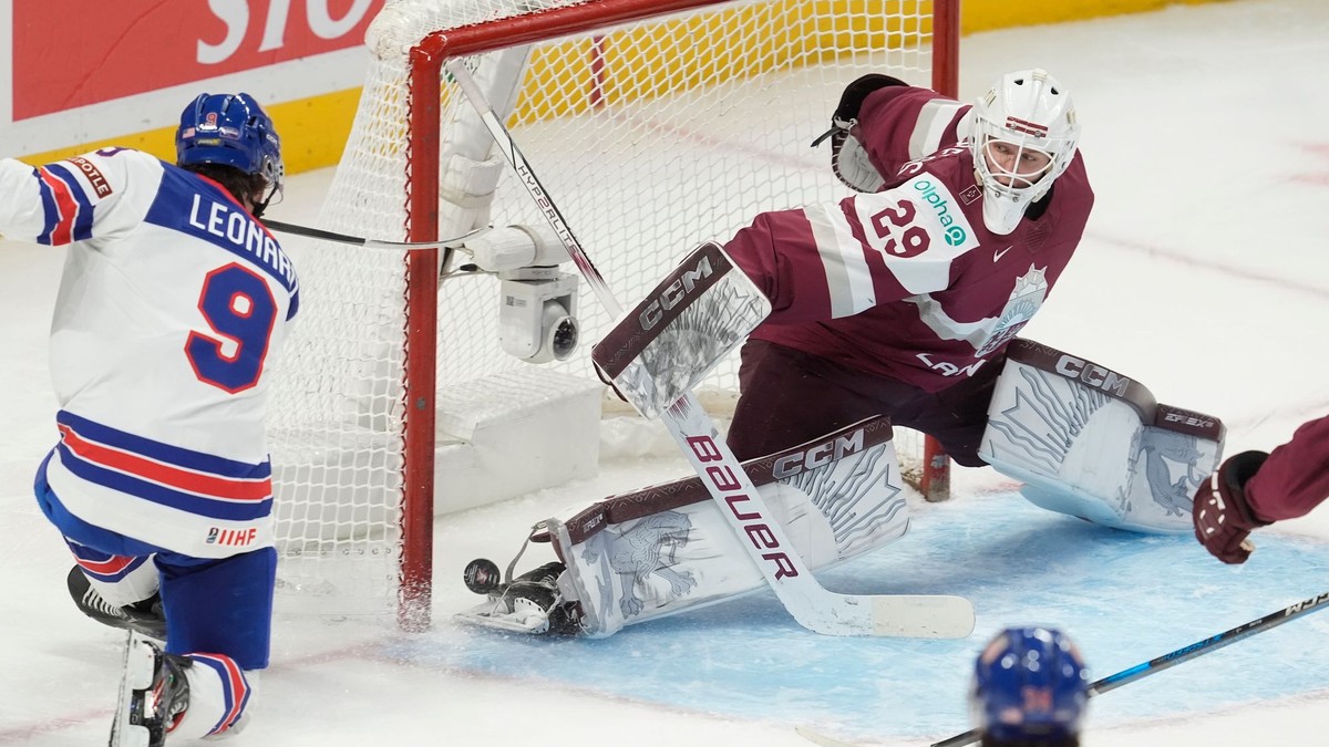 Brankár Linards Feldbergs inkasuje gól po tom, čo ho prekonal Ryan Leonard v zápase Lotyšsko - USA na MS v hokeji do 20 rokov 2025.