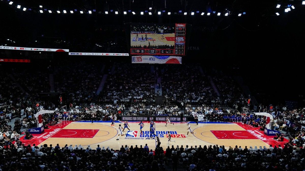 Philadelphia proti New York Knicks počas prípravného zápasu NBA v Abú Zabí.