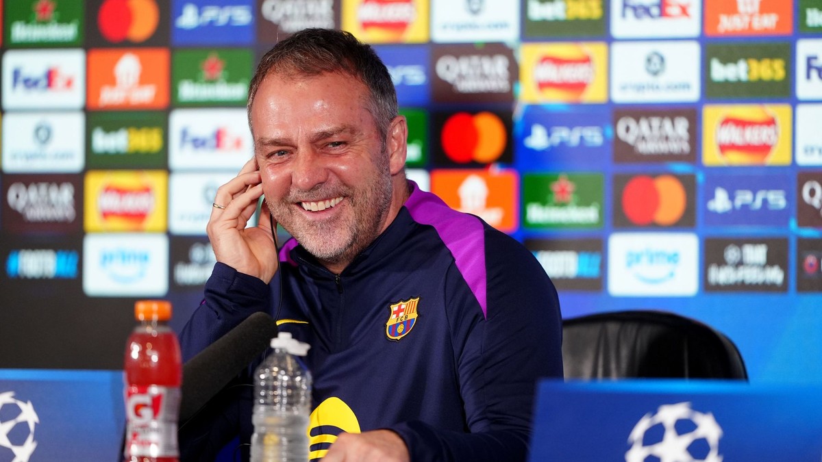 Tréner Barcelony Hansi Flick sa usmieva počas tlačovej konferencie.