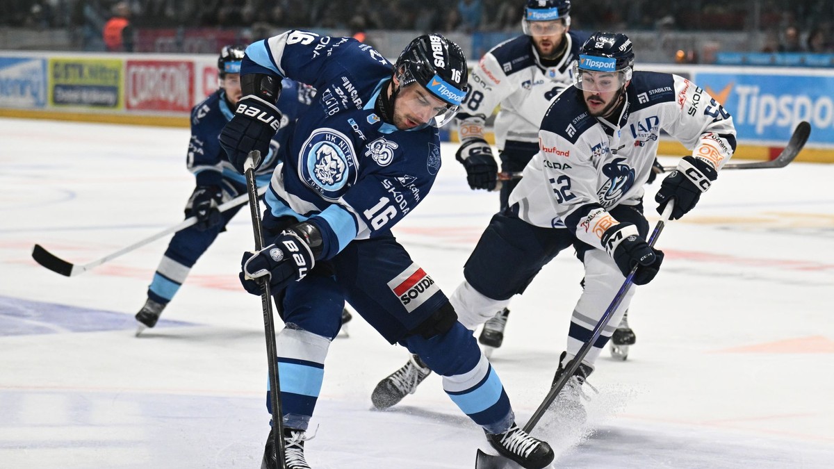 Vľavo hráč Nitry Marko Stacha a hráč Popradu Ryan Sproul 