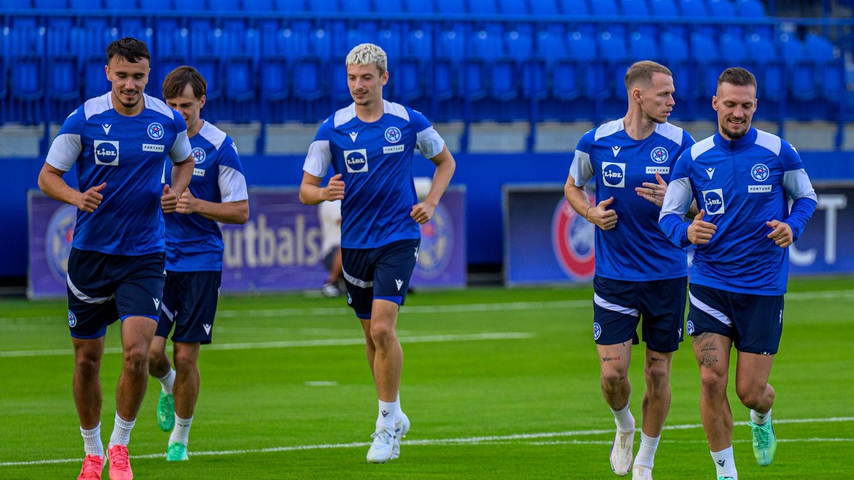 Slovenskí futbalisti zľava Dávid Strelec, Tomáš Rigo, Ondrej Duda  a Lukáš Haraslín sa rozcvičujú počas prvého tréningu slovenskej futbalovej reprezentácie pred zápasmi C-divízie Ligy národov.
