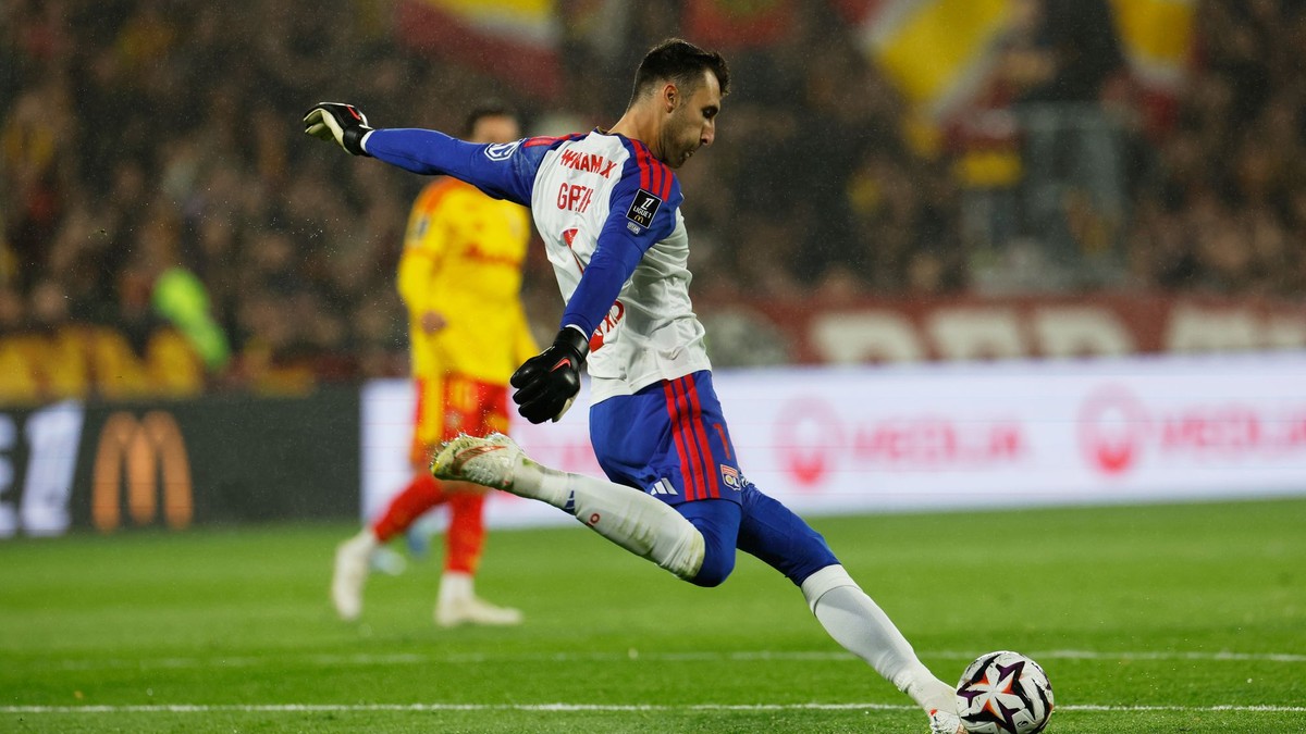Slovenský brankár Dominik Greif z Lyonu.