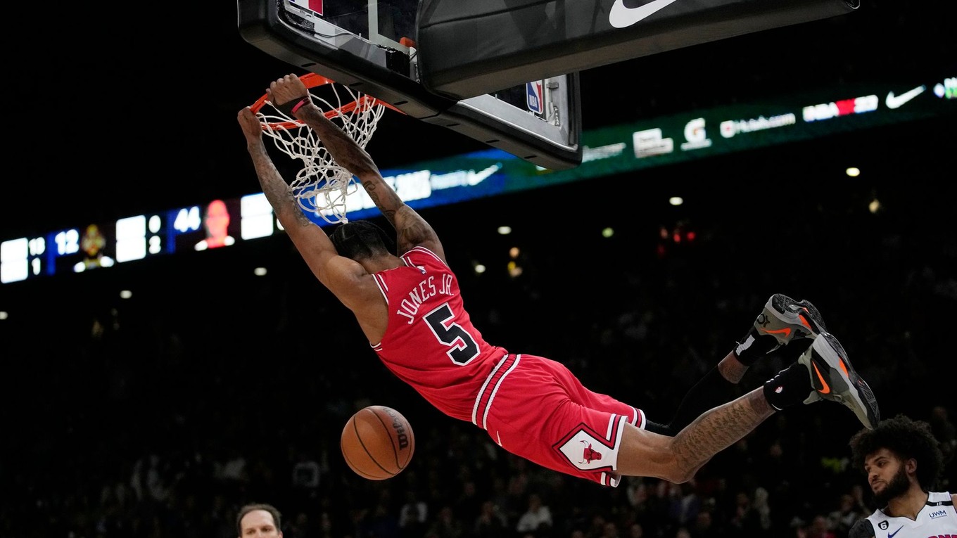 Derrick Jones Jr. v drese Chicago Bulls.