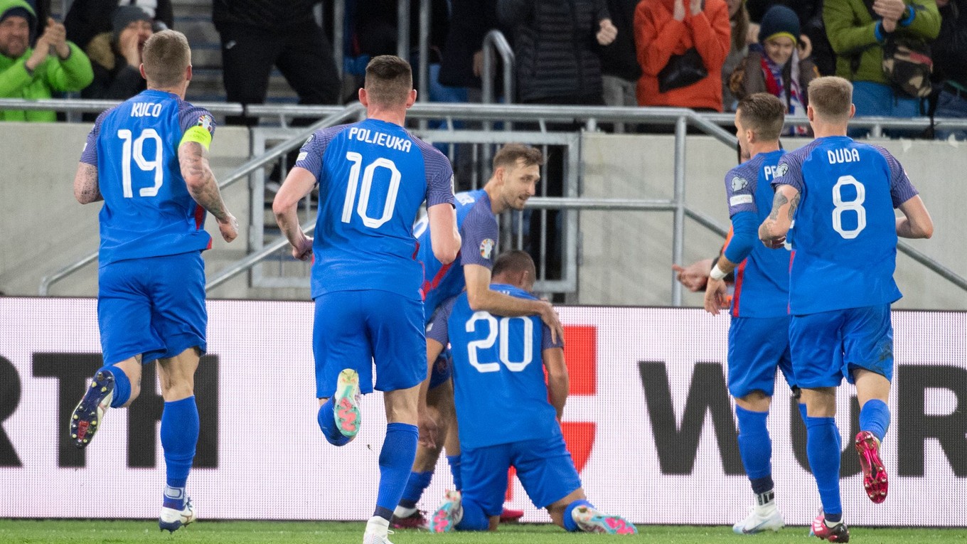 Róbert Mak sa so spoluhráčmi teší po strelenom góle v zápase Slovensko - Bosna a Hercegovina v kvalifikácii EURO 2024.