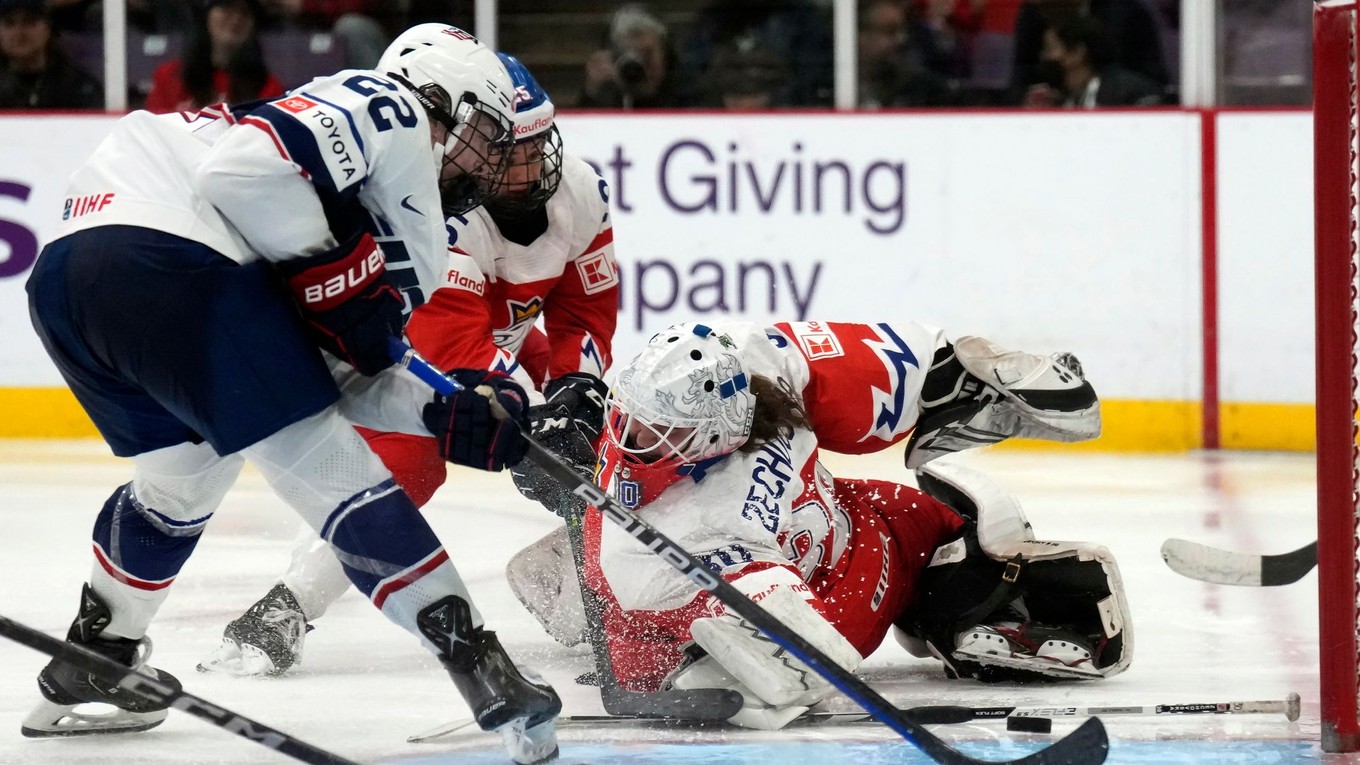 Americká hokejistka Tessa Janeckeová skóruje v zápase proti Česku. 
