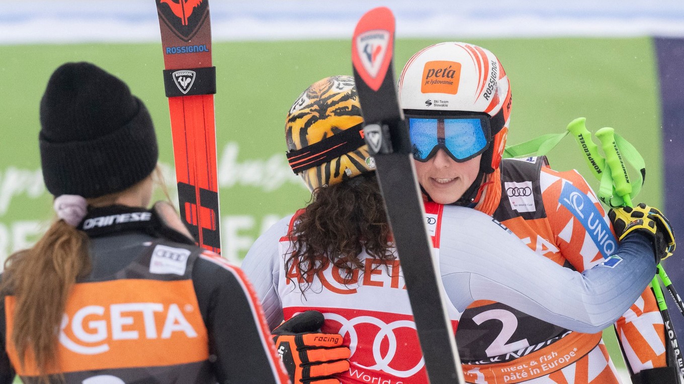 Petra Vlhová sa objíma s Federicou Brignoneovou v cieli obrovského slalomu v Kranjskej Gore. 