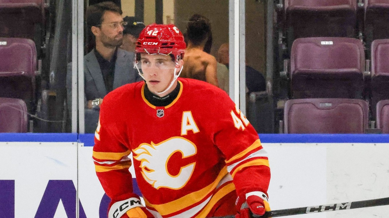 Samuel Honzek v drese Calgary Flames.