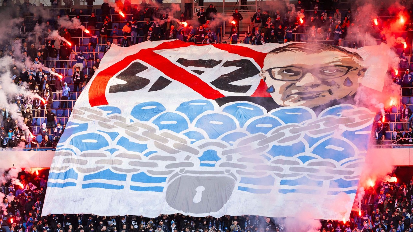 Fanúšikovia ŠK Slovan Bratislava s transparentom počas 22. kola Niké ligy