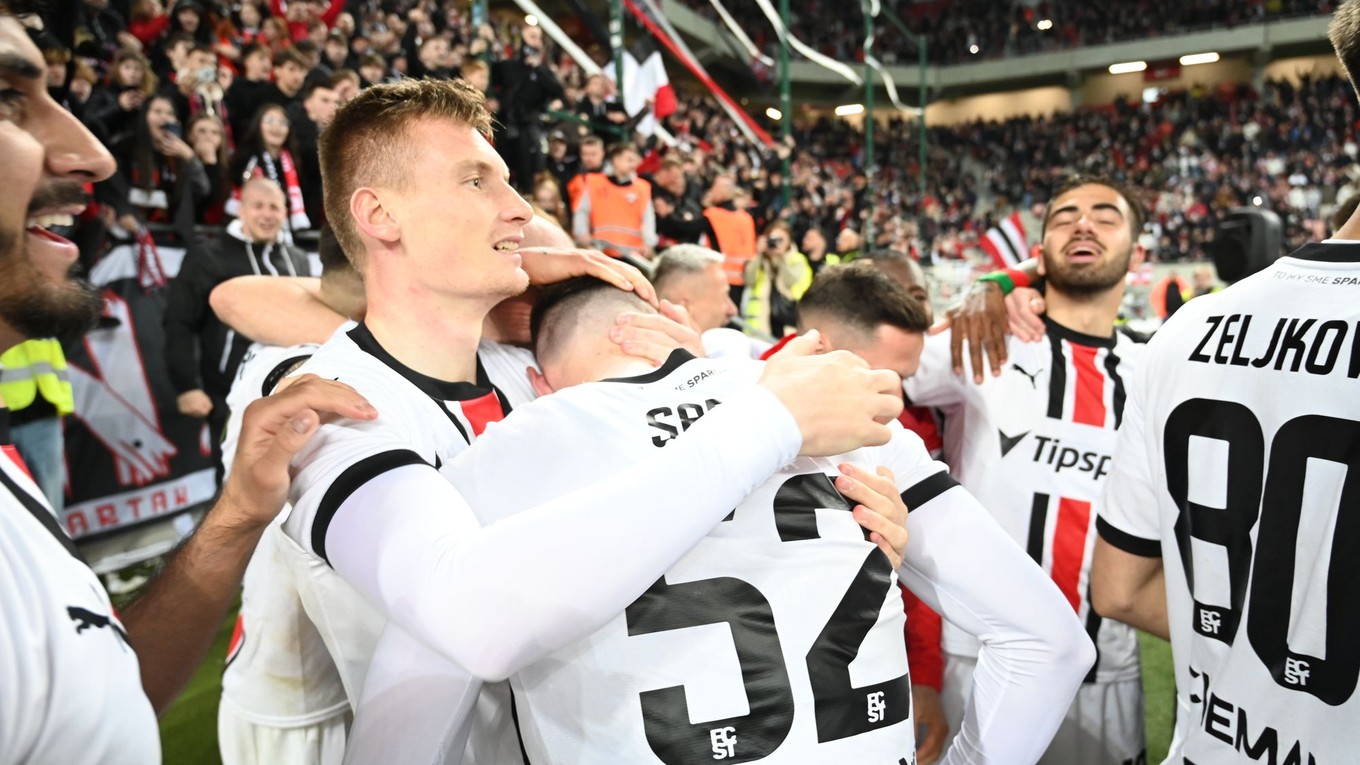 Hráči Trnavy sa tešia po rozhodujúcej penalte po skončení odvety semifinále Slovenského pohára FC Spartak Trnava - ŠK Slovan Bratislava.