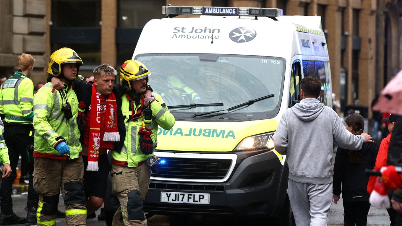 Situácia po náraze auta do ľudí počas osláv klubu Liverpool FC v uliciach mesta po zisku titulu v Premier League.