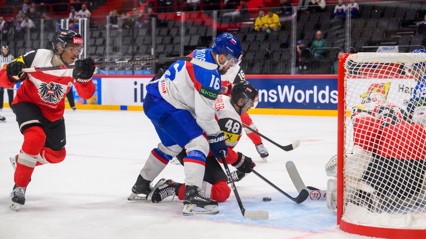Róbert Lantoši v zápase Slovensko - Rakúsko v skupine A na MS v hokeji 2025.