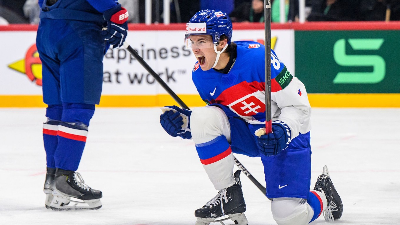 Martin Chromiak oslavuje gól v zápase Slovensko - Francúzsko na MS 2025 v hokeji.