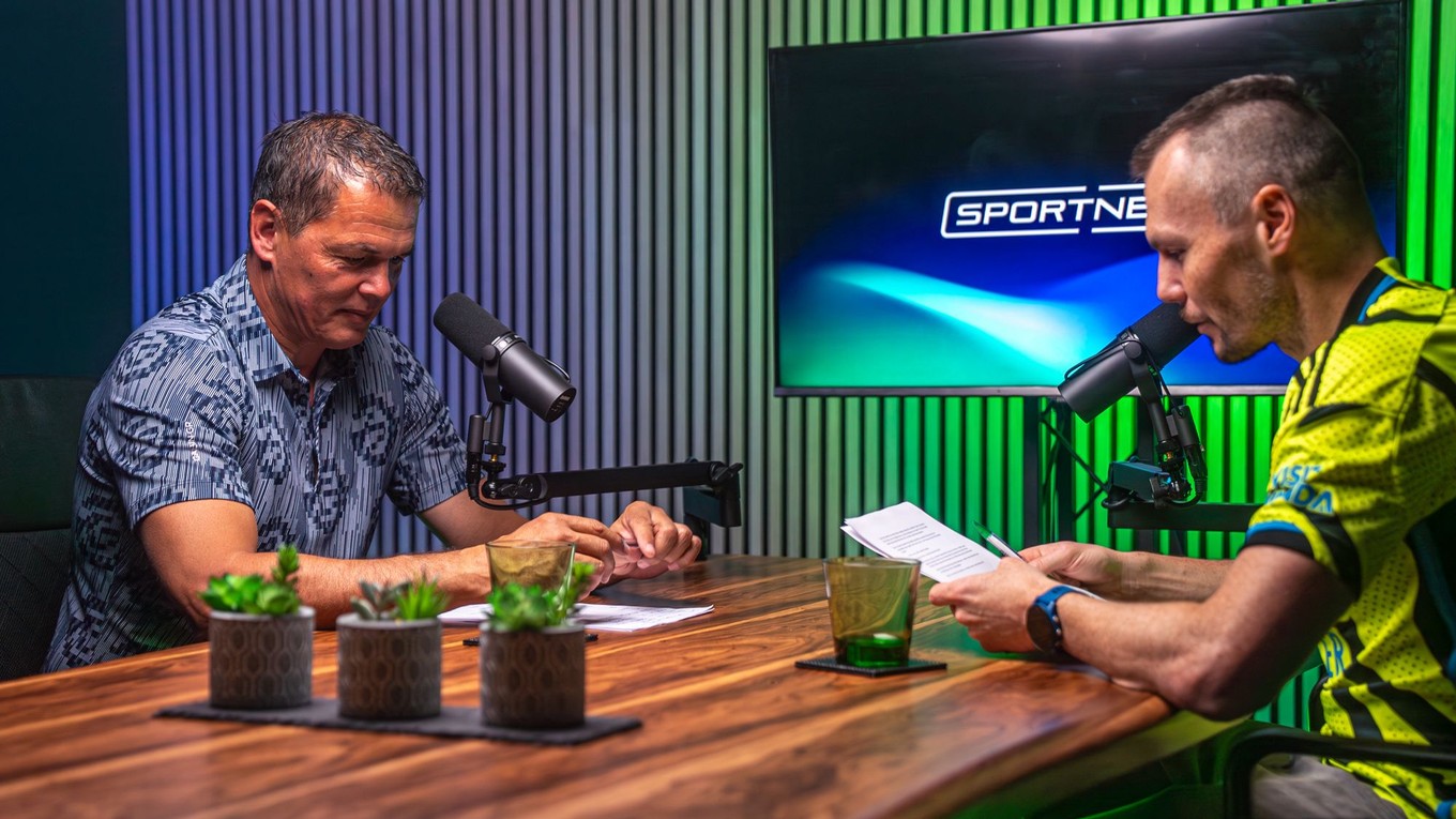 Marián Zeman a Martin Petro počas nahrávania podcastu Taký je futbal.