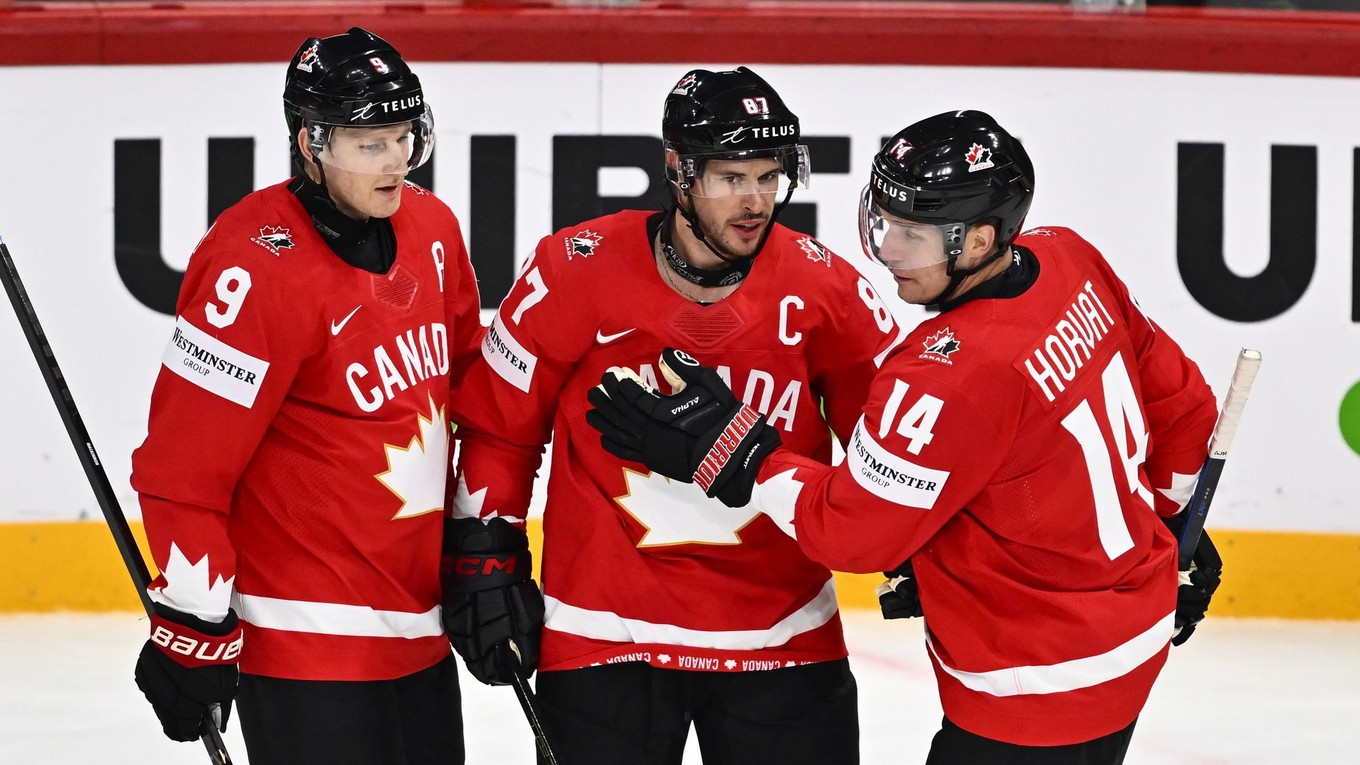 Sidney Crosby oslavuje gól v zápase Kanada - Francúzsko na MS v hokeji 2025. 