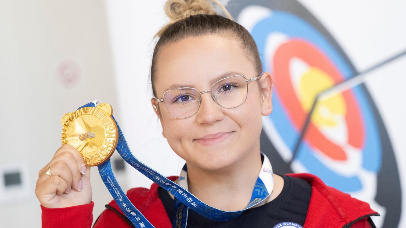 Slovenská reprezentantka v lukostreľbe Denisa Baránková pózuje so zlatou medailou.