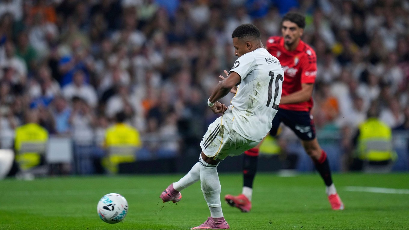 Kylian Mbappe premieňa pokutový kop. 