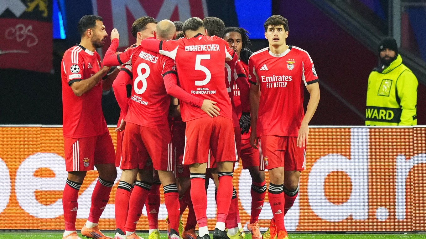Hráči tímu Benfica Lisabon sa radujú z gólu