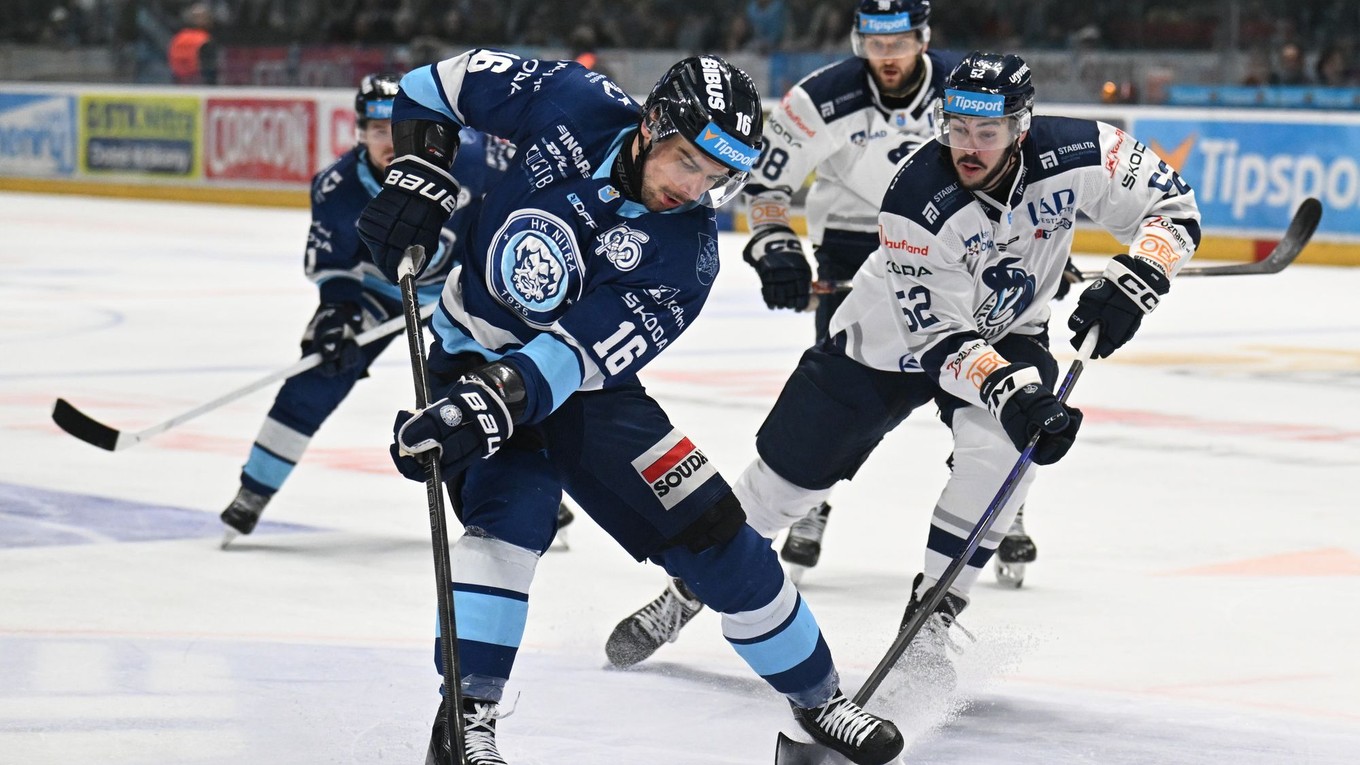 Vľavo hráč Nitry Marko Stacha a hráč Popradu Ryan Sproul 