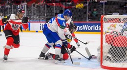 Róbert Lantoši v zápase Slovensko - Rakúsko v skupine A na MS v hokeji 2025.