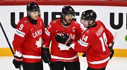 Sidney Crosby oslavuje gól v zápase Kanada - Francúzsko na MS v hokeji 2025. 
