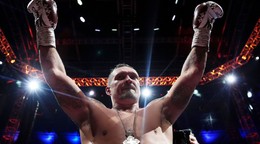 Oleksandr Usyk oslavuje víťazstvo nad Duboisom.