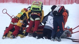 Magdalénu Eggerovú po nepríjemnom páde.