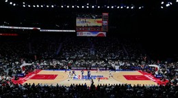 Philadelphia proti New York Knicks počas prípravného zápasu NBA v Abú Zabí.