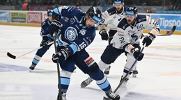 Vľavo hráč Nitry Marko Stacha a hráč Popradu Ryan Sproul