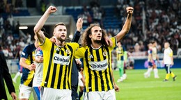 Stredopoliar Matteo Guendouzi a jeho spoluhráč, slovenský obranca a kapitán tureckého tímu Milan Škriniar, oslavujú postup svojho mužstva.