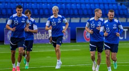 Slovenskí futbalisti zľava Dávid Strelec, Tomáš Rigo, Ondrej Duda  a Lukáš Haraslín sa rozcvičujú počas prvého tréningu slovenskej futbalovej reprezentácie pred zápasmi C-divízie Ligy národov.