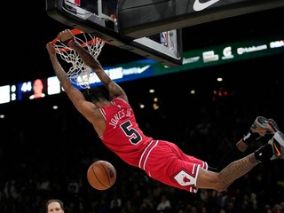 Derrick Jones Jr. v drese Chicago Bulls.