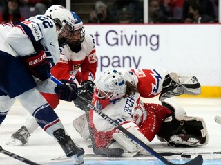 Americká hokejistka Tessa Janeckeová skóruje v zápase proti Česku. 